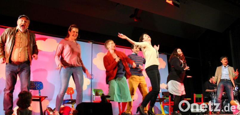 Fiktiv und noch ganz nah an der Wirklichkeit: Der Elternabend des Landestheaters Oberpfalz überzeugte bei der Premiere in der Neustädter Stadthalle Bild: stg