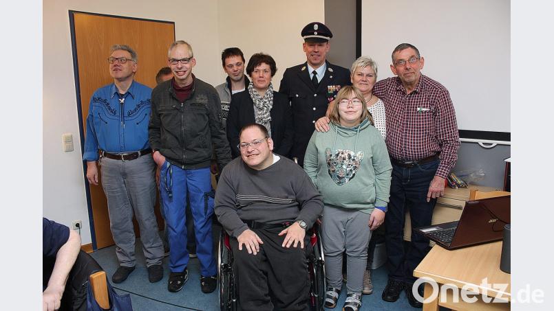 Die Bewohnervertreter der Gemeinschaft St. Benedikt mit Kommandant Franz Bauernfeind von der Feuerwehr Mitterteich, Einrichtungsleiterin Elke Bauer und Unterstützungsperson Gabi Dittmann bei der Fortbildung &quot;Teilhabe von A bis Z&quot;. Bild: exb/Christine Allgeyer