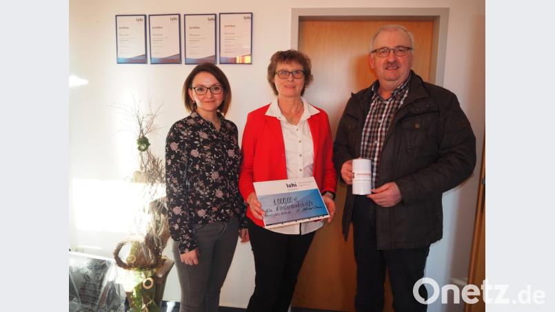 Viktoria Konradi (links) und Beratungstellenleiterin Marion Henrichten übergeben Herbert Putzer die Spende. Bild: krb