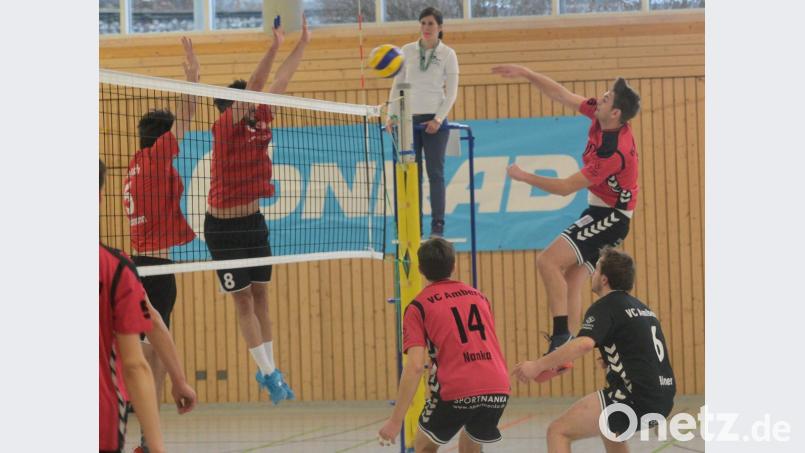 Der VC Amberg (rechts) setzte sich mit 3:0 gegen den VfL Volkach durch und kann im nächsten Spiel in zwei Wochen die Meisterschaft in der Bayernliga perfekt machen. Bild: brü