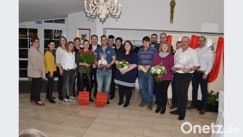 Das Siegerpaar Julia Stopfer und Andreas Voith, die Trostpreisgewinner Verena Rosner und Markus Schieder, sowie die &quot;langzeitverliebten- Sieger&quot; Gerda und Georg Metka (von links, Damen jeweils mit Blumen) mit den Vertretern der beteiligten Fachgeschäfte. Bild: hcz