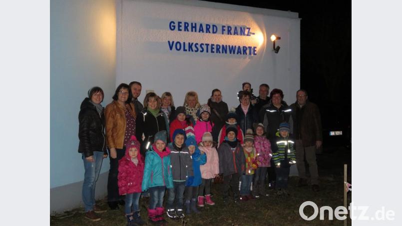 Der Tirschenreuther Sternwarte stattete eine Gruppe des Mitterteicher Kinderhauses „Die kleinen Hankerler“ einen Besuch ab. Mit dabei waren auch Eltern der Kinder. Besonders gut kamen der Gang in die Kuppel und der Blick durch die Teleskope an. Bild: si