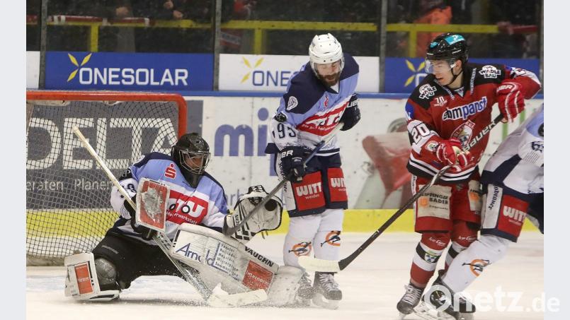 Die Blue Devils verloren am Sonntag beim Tabellendritten EV Landshut mit 2:6. Hier fängt der Weidener Goalie Johannes Wiedemann die Scheibe, mit im Bild Verteidiger Barry Noe und der Landshuter Alexander Ehl (rechts). Bild: Christine Vincon