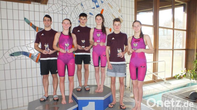 Die Titelträger bei den Mehrkampf- Oberpfalzmeisterschaften im Schwimmen 2019 von links: Jonas Ducheck und Viktoria Bogner (Vizemeister), Leon Ducheck und Kathrin Bachmeier (Oberpfalzmeister) sowie Kilian Züllich und Carina Bönisch (jeweils Dritte - alle Tirschenreuther SC). Bild: rbg