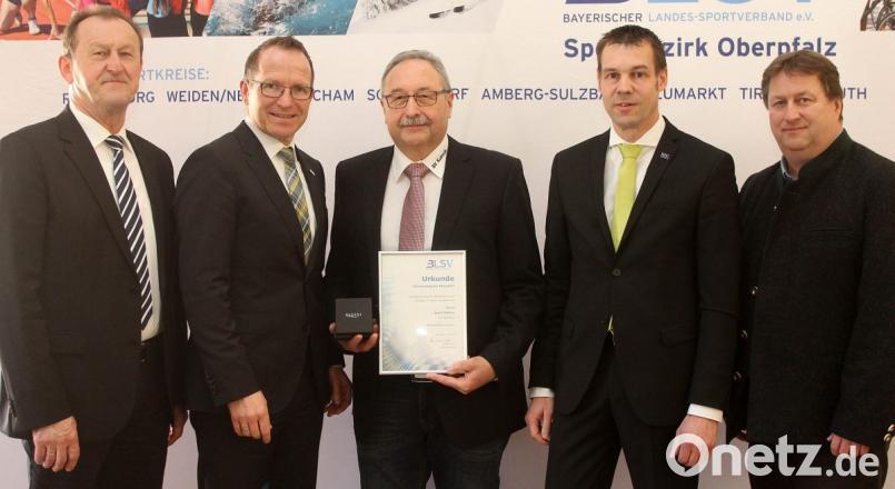 Josef Gößner (Mitte) vom SV Kulmain erhält die Ehrenamtspreis-Urkunde samt Uhr von Bezirksrat Richard Gaßner, Jörg Ammon (Präsident des Bayerischen Landessportverbandes), Kreisvorsitzendem Andreas Malzer und Bezirksvorsitzendem Hermann Müller (von links). Bild: lst