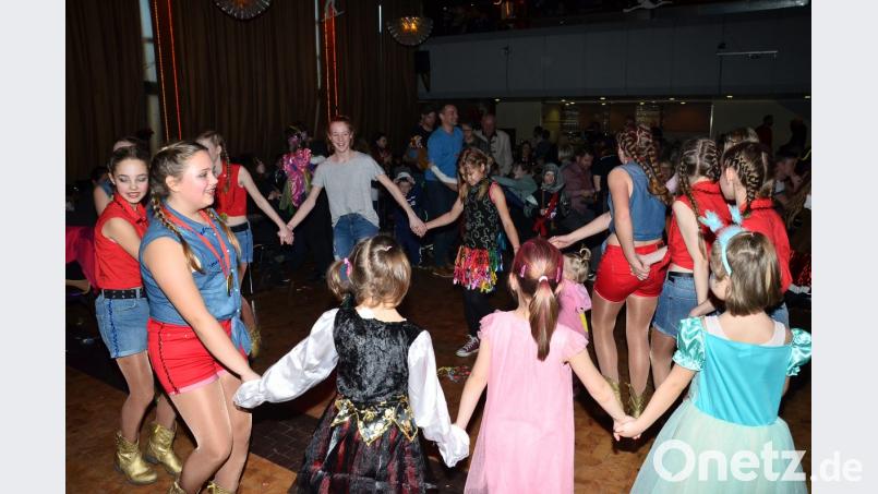 VFV-Aktive animieren vor allem die kleinen Gäste zu Tänzen und Spielen im Laufe des kurzweiligen Nachmittags. Bild: fjo