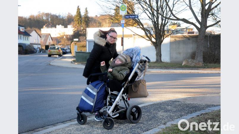 Ihren Sohn Arien nimmt Nicoletta Fahrmer überall mit hin. Dabei ist sie auf die öffentlichen Verkehrsmittel angewiesen. Bild: Stephan Huber