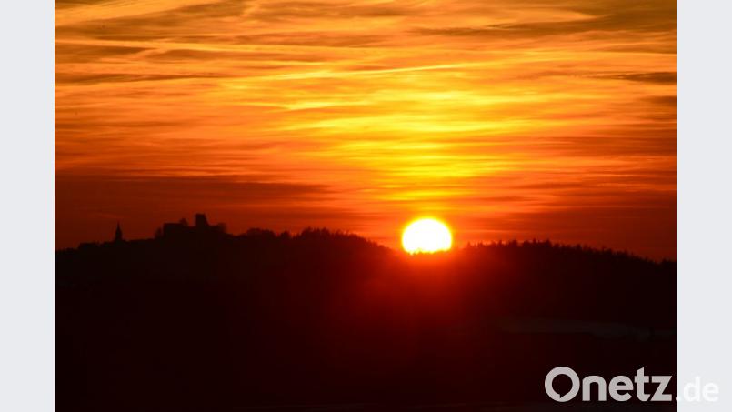 Wie ein Scherenschnittmuster erscheint die Burg Leuchtenberg in der untergehenden Abendsonne. Bild: dob