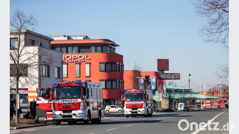 Großeinsatz in Nürnberg: Feuerwehr-Fahrzeuge stehen auf einer Straße neben einem Gelände, auf dem eine Fliegerbombe aus dem Zweiten Weltkrieg entdeckt wurde. Für die Entschärfung des 250 Kilogramm schweren Sprengkörpers mit chemischem Langzeitzünder wurde ein Kilometer rund um den Fundort eine sofortige Evakuierung angeordnet. Bild: Daniel Karmann/dpa