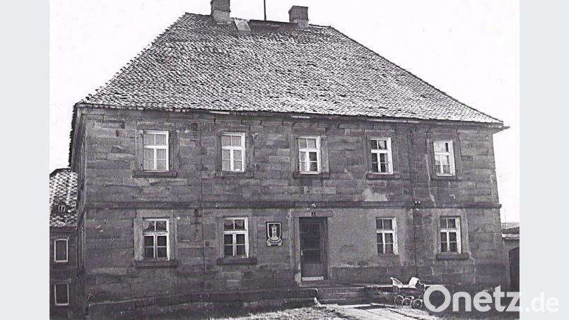 Ein massiver Quaderbau war das 1814/1815 erbaute Schulhaus neben der Kirche „in der Windt“. Später war darin die Gemeindeverwaltung untergebracht. 1972 musste das Gebäude dem Kirchenbau weichen. Repro: rfü