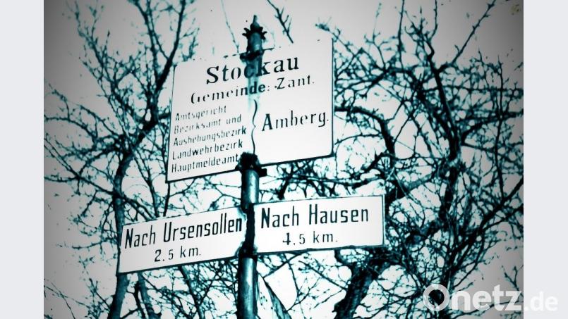 Heimatpfleger Josef Schmaußer bedauert sehr, dass dieses markante alte Ortsschild von Stockau nicht erhalten wurde. Seine Anregung, eine Replik davon herstellen zu lassen, fiel bei einigen Stockauern sofort auf fruchtbaren Boden. Bild: schß