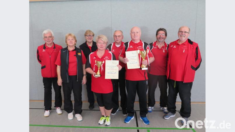 VSV-Sportwart Alfons Foitzik (links) gratulierte den beiden Kemnather Bossel-Meisterschaften zum Turniersieg: Elisabeth Didjurgis, Gisela Kindler, Annette Bachert, Andreas Jasinski, Hermann Weismeier, Otto Ackermann und Hans-Jürgen Breuer (von links) Bild: jzk
