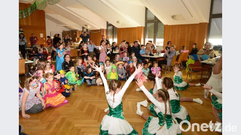 Die Kinder sind ganz begeistert vom Auftritt der Hammerleser Garden. Bild: bey