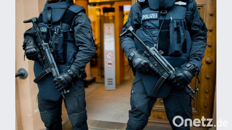 Schwer bewaffnete Polizisten bewachen das Oberlandesgericht in Celle (Niedersachsen) bei einem Prozess gegen zwei ehemalige IS-Kämpfer aus Wolfsburg. Archivbild: Julian Stratenschulte/dpa