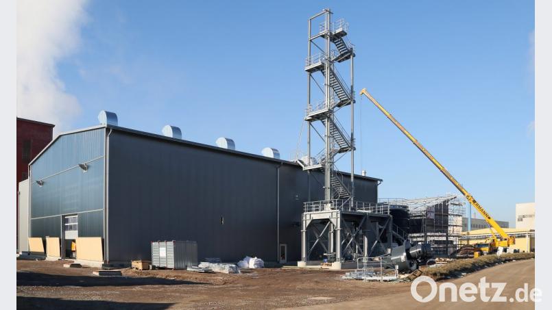 An der Klärschlammtrocknungsanlage wird noch eifrig gebaut, neben dem Turm wird das Silo für das getrocknete Substrat stehen. Wo der getrocknete Schlamm künftig entsorgt wird, ist noch unklar. Bild: Hösamer