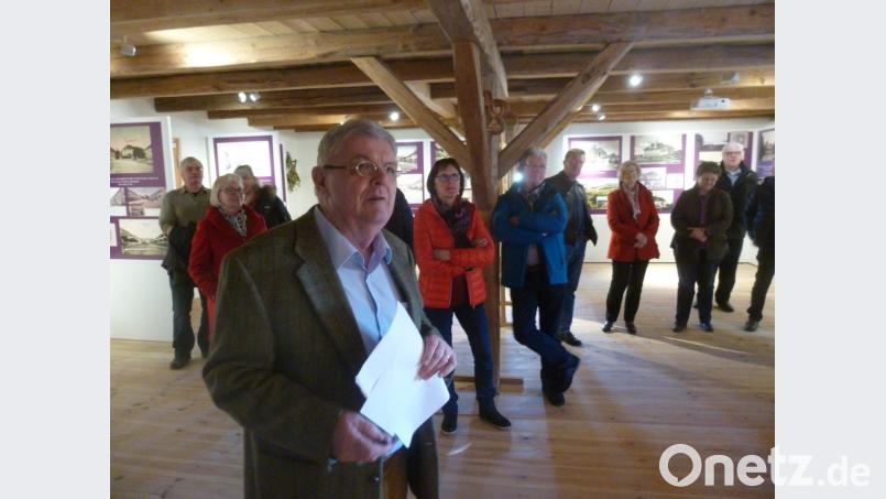 Fritz Fürk (vorne),Heimatforscher und ehemaliger Bürgermeister von Kirchenthumbach, weiß anhand der ausgestellten Ansichtskarten viel über die Lokalgeschichte der Marktgemeinde zu berichten. Bild: hev