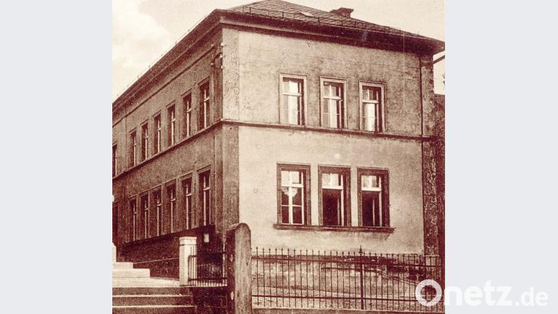 Das neue Knabenschulhaus, erbaut 1890, hatte zwei Schulsäle. 1956 zog in das Gebäude eine Näherei ein, die vielen Frauen Arbeit bot. Später kaufte es die Sparkasse. Repro: rfü