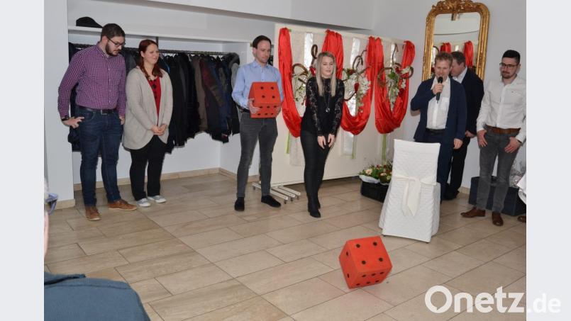 Beim Würfeln landen sie auf Platz drei und vier: Sofia Nikol und Sandro Franke, sowie Veronika Völkl und Lars Beckmann (alle Weiden). Rechts (mit Mikrofon): Stefan Gruhle. Bild: hcz