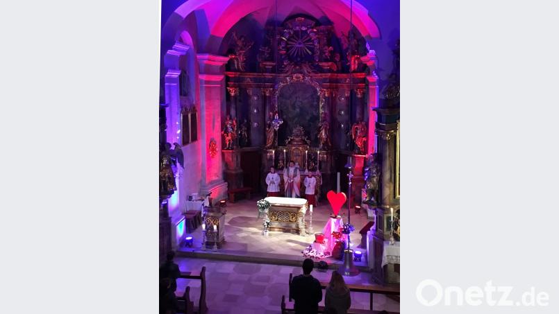 Stimmungsvoll gestaltete der Pfarrgemeinderat einen Gottesdienst für Verliebte und Verheiratete in der St. Michael Kirche in Wolfring. Bild: nib