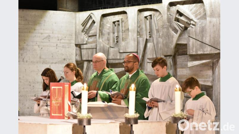 Bischof Sithembele Sipuka aus dem südafrikanischen Umtata stattete der Pfarrei St. Michael bei seiner Durchreise nach Rom einen Kurzbesuch ab, wo er mit Pfarrer Alois Berzl die Vorabendmesse zelebrierte. Bild: ads