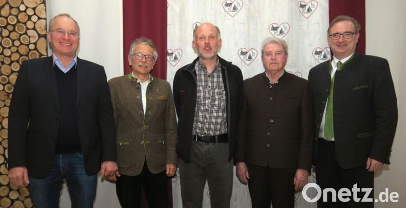 Martin Oberle, . Bernhard Feneis, Thomas Ring, Konrad Bartmann und Alexander Flierl (von links) sprachen bei der Bezirksversammlung der Teichgenossenschaft Oberpfalz in Schwarzenfeld. Bild: Hirsch