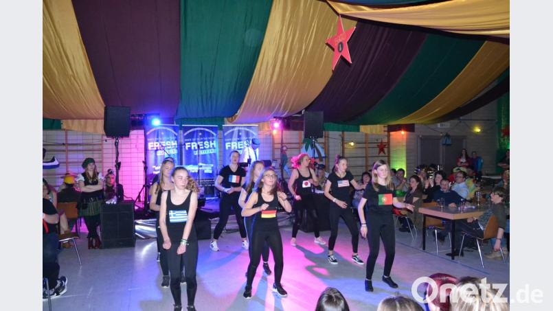 Die B-Juniorinnen der SpVgg hatten ihren ersten Auftritt bei Sportlerball. Bild: gi