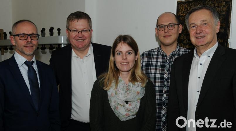Bei der Sitzung des Jugendhilfeausschusses wurde Yvonne Ströhl als neue Leiterin der Kita Luitpoldhöhe und Michael Schlaffer als neuer Vertreter der Lebenshilfe im Ausschuss vorgestellt. Das Bild zeigt von links Jugendamtsleiter Thomas Boss, Oberbürgermeister Michael Cerny, Yvonne Ströhl, Michael Schlaffer und Harald Knerer-Brütting, den Leiter des Referats für Jugend, Senioren und Soziales. Bild: gf