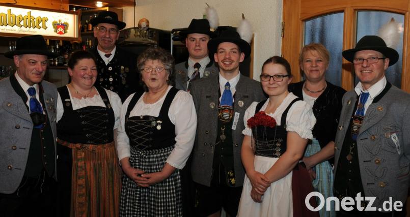 Sie stehen an der Spitze von Hoamatland (von links): Peter Baringer, Marion Pfab, Gebietsvertreter Eckehard Pappenfuß, Franziska Pfab, Maximilian Wichmann, Patrick Schneider, Nadine Schmidt, Ingrid Ruscheinski und Stefan Schmidt. Bild: gf