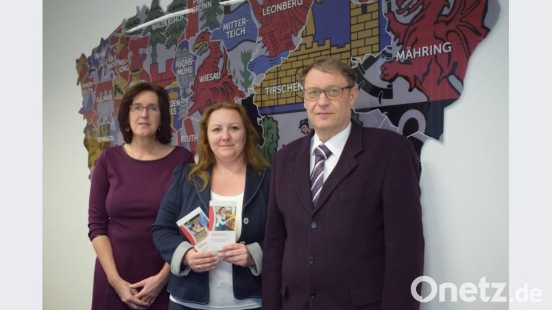 Teamleiterin Hilke Janssen, Projektvermittlerin Agnes Nitz und Geschäftsführer Leonhard Merkl (von links) vom Jobcenter Tirschenreuth stellen die neuen Fördermöglichkeiten des Teilhabechancegesetz vor. Bild: szl