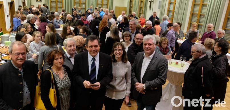 In die Schar der Gratulanten für Pfarrer Max Früchtl (Vierter von links) reihen sich auch Kirchenpfleger Josef Rosner, Christina Schaller vom Frauenbund, Elisabeth Lehner für den Pfarrgemeinderat und Bürgermeister Günter Stich ein. Bild: le