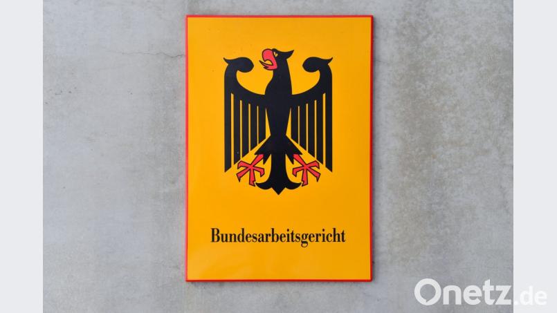 Das Behördenschild des Bundesarbeitsgerichts ist am Eingang des Gebäudes zu sehen. Foto: Martin Schutt/Archiv Bild: Martin Schutt