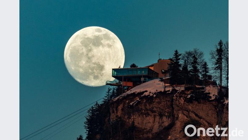 Heute gibt es den größten Vollmond des Jahres. Der Erdtrabant kommt der Erde so nahe wie bis 2026 nicht mehr und erscheint etwa 30 Prozent heller als bei einem Vollmond in Erdferne. Bild: agentur_dpa