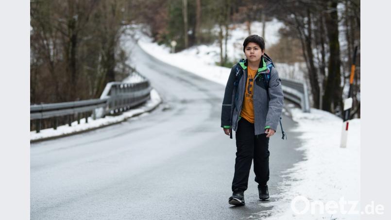 Marc läuft eine kurvige Landstraße entlang. Der Junge muss rund zwei Kilometer zu Fuß zur Haltestelle seines Schulbusses laufen. Bild: Nicolas Armer