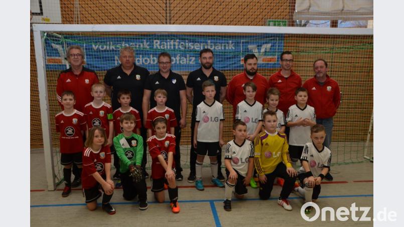 Im Finale gewann die SG Fahrenberg (rechts) mit 1:0 Toren gegen die SG Vohenstrauß/Altenstadt. Thomas Prem (rechts) organisierte das Fußballspektakel für den Nachwuchs. SpVgg-Jugendabteilungsleiter Alfons Raab (links) war voll des Lobes für die hervorragende Abwicklung der zweitägigen Veranstaltung. Bild: dob