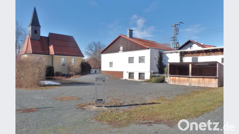 Neben der Erneuerung der Dorfstraßen in Höflas ist auch die Neugestaltung des Dorfplatzes an der Dorfkapelle ein Schwerpunkt bei den öffentlichen Maßnahmen der einfachen Dorferneuerung. Bild: br