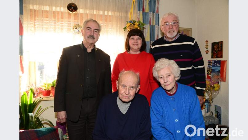 Maria Tschannerl (rechts) feiert gemeinsam mit Ehemann Anton (links), Tochter Gabi (Mitte), Bürgermeister Karl-Heinz Preißer und Schwager Alois Tschannerl (rechts) ihren 90. Geburtstag. Bild: bey
