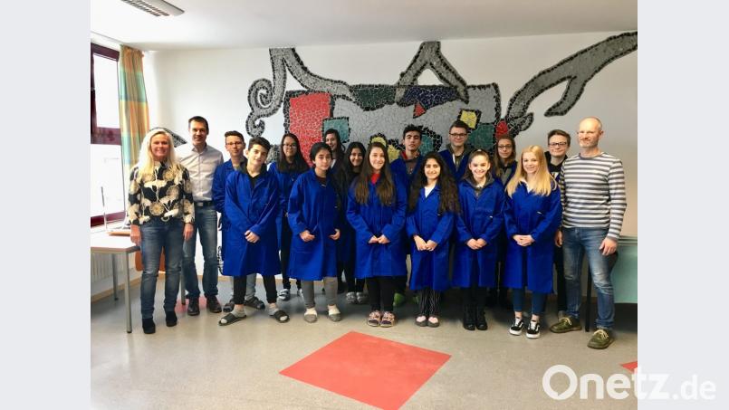 Die Mitglieder der Arbeitsgemeinschaft Technik der Mittelschule Waldsassen sind jetzt mit Arbeitskleidung ausgestattet. Bild: exb