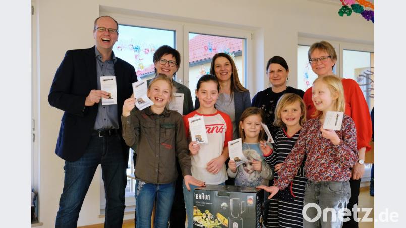 Sie freuen sich über die Spende des Fördervereins: Werner Dobmeier (von links), Gfi-Vertreterin Martina Weiß, Carmen Schedl, Christine Hefner, Schulleiterin Gabriele Bodner und einige Schulkinder. Bild: do