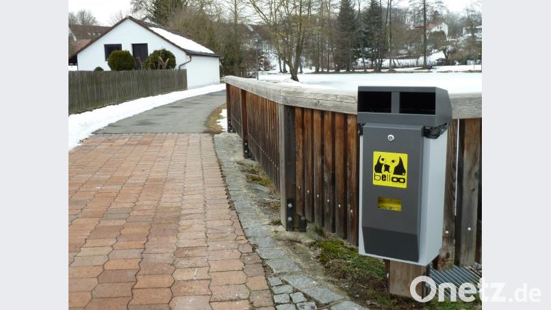 Seit dem Frühjahr 2017 gibt es an den zwei Eingängen zum Marktweiher eine Hundetoilette. Die Stadt plant derzeit keine weiteren Ankäufe. Bild: Portner