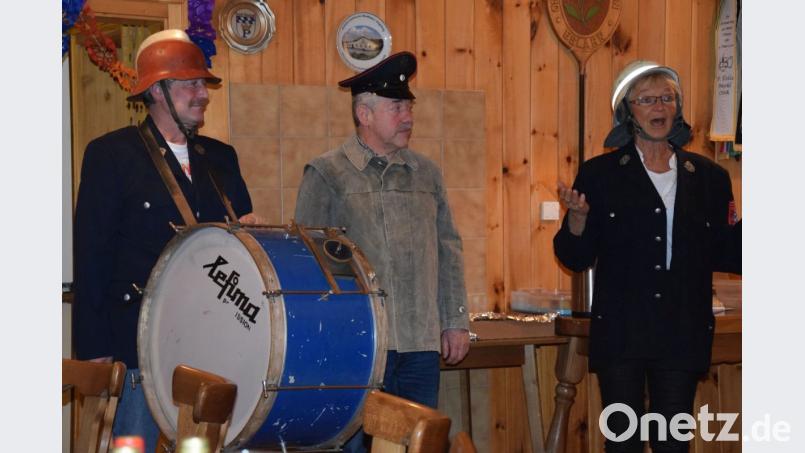 Der Kommandant der Waldfeierwehr-Kapelln, Monika Engel, übernahm mit den beiden Wehrmännern Josef Frischmann und Josef Bösl (v.l.) das Sagen. Bild: gz