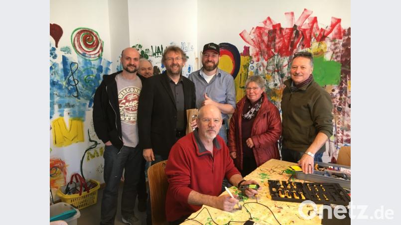 Zweiter Bürgermeister Hermann Schraml (Dritter von rechts) dankt Joachim Lamm (Mitte stehend) im Namen der Stadt Kemnath für sein Engagement Bild: Kusche