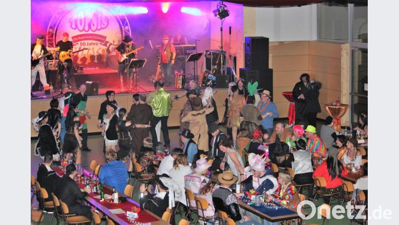 Beste Stimmung herrscht beim zwölften Bürgerball im Domcom. Die Band Topsis erweist sich dabei als Glücksfall. Bild: wec