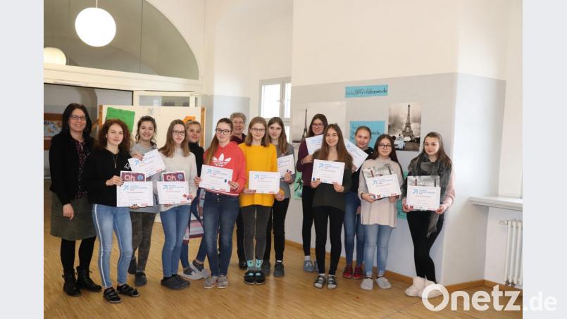Die Teams mit Rang 19 (Kristina Müller, Emma Zrenner) und Rang 22 (Mina Aslan, Ida Müller, Vanesa Sedlácková) im Bild mit Rektorin Kerstin Reiter (links) erhielten Präsente der Schule. Deutsch-französischer Tag. Bild: exb