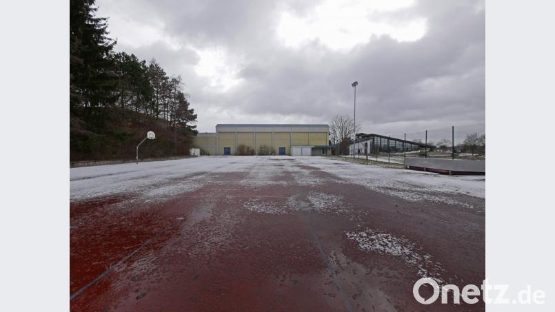 Der alte Allwetterplatz muss der neuen Turnhalle weichen. Bild: Benkhardt