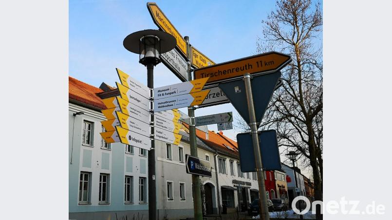 Ein kleiner Schilderwald ist durch die neuen Wegweiser (links) an der Kreuzung bei den Mitterteicher Rathäusern entstanden. In einigen Fällen habe sich eine solche Häufung nicht vermeiden lassen, wie Gabi Bleistein von der Tourist-Info betont. Bild: lnz