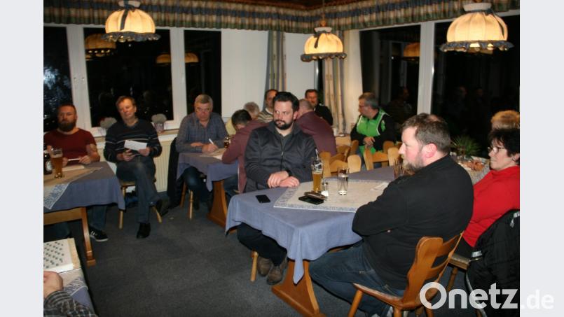 Gekommen waren die Vertreter der Fuchsmühler Vereine, um sich ein Bild von den geplanten Terminen zu machen. Bild: wro