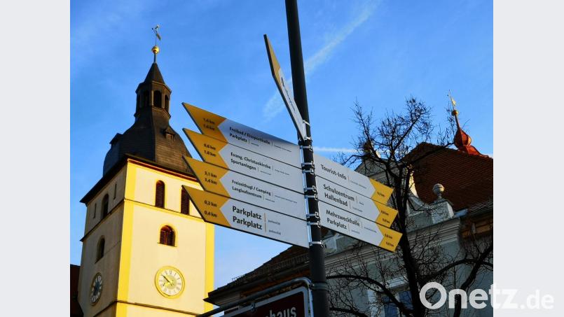 Die Spitzen der Hinweisschilder mit Entfernungsangaben sind in auffälligem Orange lackiert. Bild: lnz