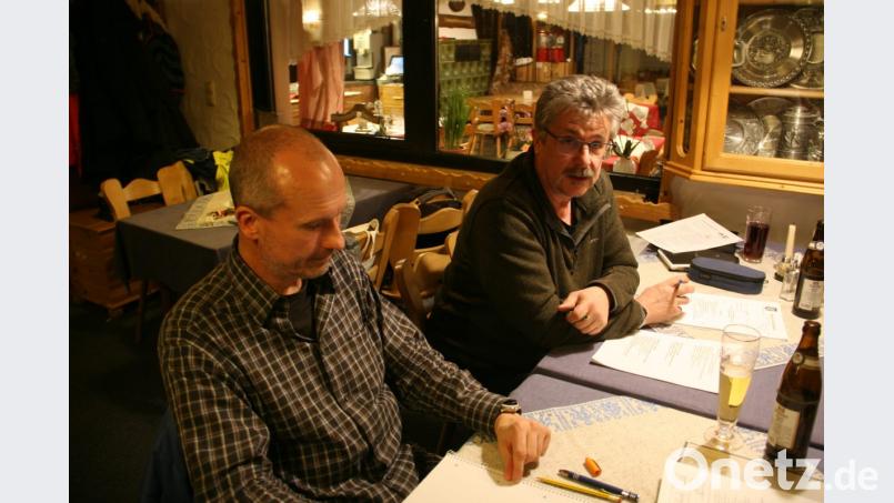Die bereits bekannten Termine wurden bei der Kartellversammlung abgestimmt und in den Terminkalender eingetragen. Die Sitzung leitete Bürgermeister Wolfgang Braun, der von Bernd Spörrer (von rechts) dabei unterstützt wurde. Bild: wro