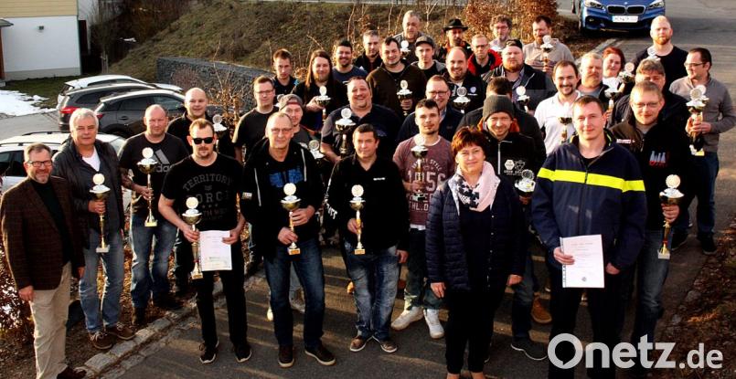 85 Mannschaften gingen in der vergangenen Saison in der Dartliga „Oberpfalz Nord“ an den Start. Die erfolgreichsten Teams erhielten beim Abschlussabend Pokale und Schecks. Bild: R. Kreuzer