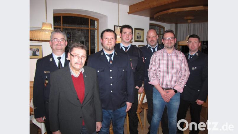 Das Vertrauen der Aktiven genießen weiterhin die Kommandanten Stefan Dumler und Florian Wegmann (Dritter und Vierter von links). Zur Wiederwahl gratulierten (von links) Kreisbrandmeister Günther Fachtan, zweiter Bürgermeister Karl Busch, Vorsitzender Wolfgang Schultes, Stadtrat Jürgen Ranft und stellvertretender Vorsitzender Andreas Eckstein. Bild: soj